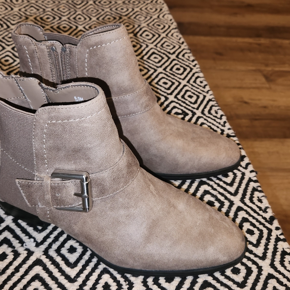 Stylish AEROSOLES TAN Ankle Boots